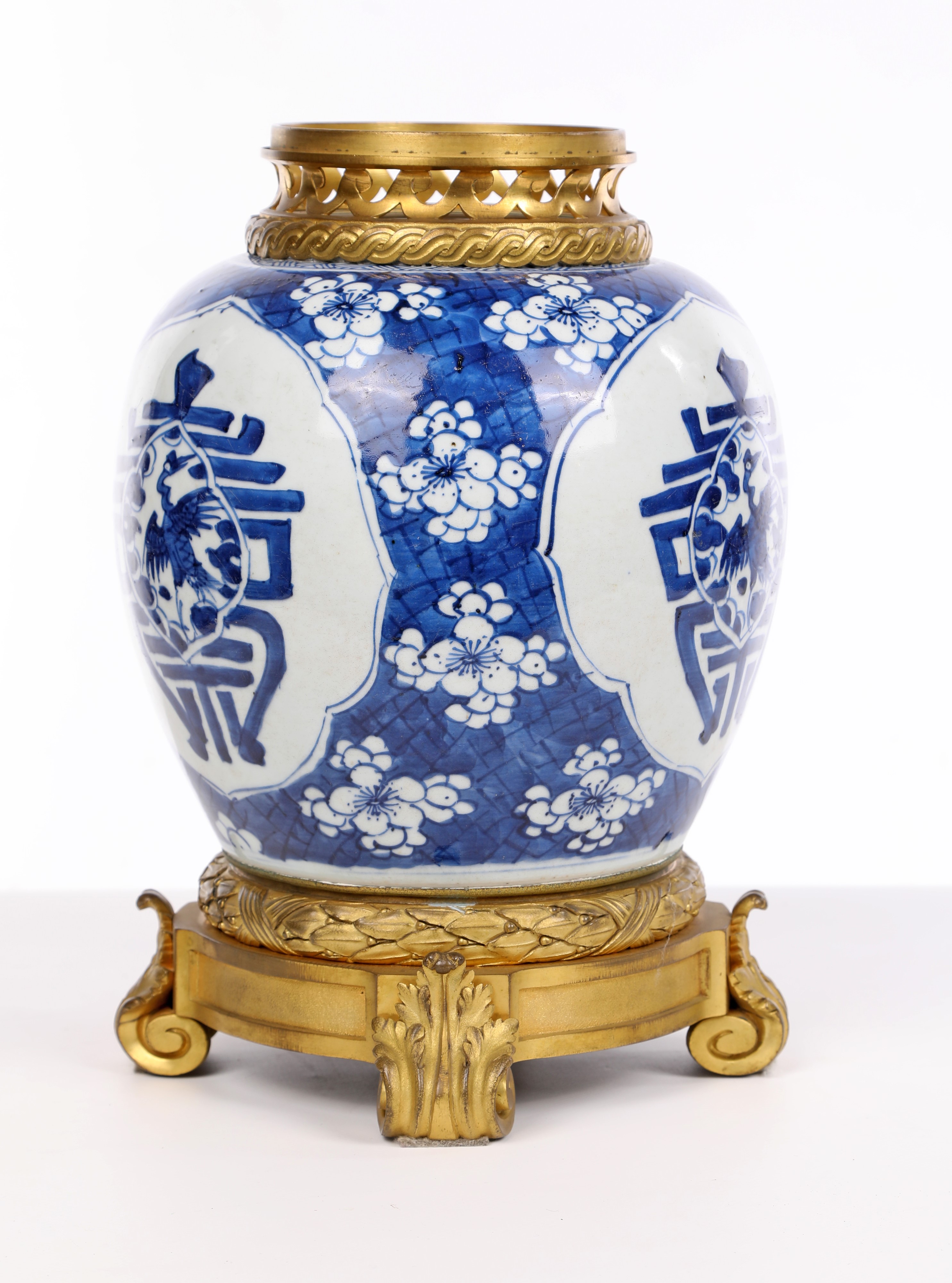 Vaso da zenzero in porcellana bianca e blu, Cina, XVIII secolo, montato in bronzo dorato, Francia...