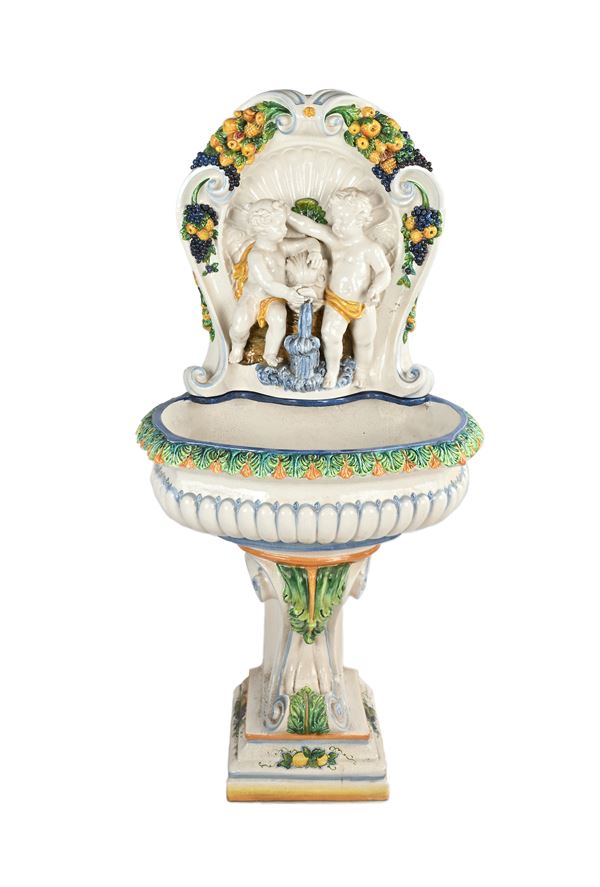 Fontana murale da giardino in ceramica decorata nei toni del blu, verde e giallo, manifattura artistica Leoncini, San Gimignano, XX secolo