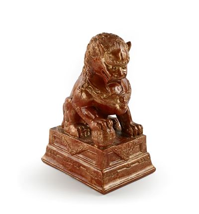 Cane di Pho, figura maschile smaltata in rosso e oro