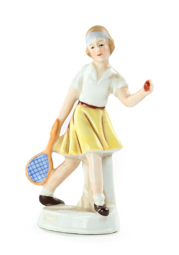 Piccola sculturina in porcellana raffigurante fanciulla tennista