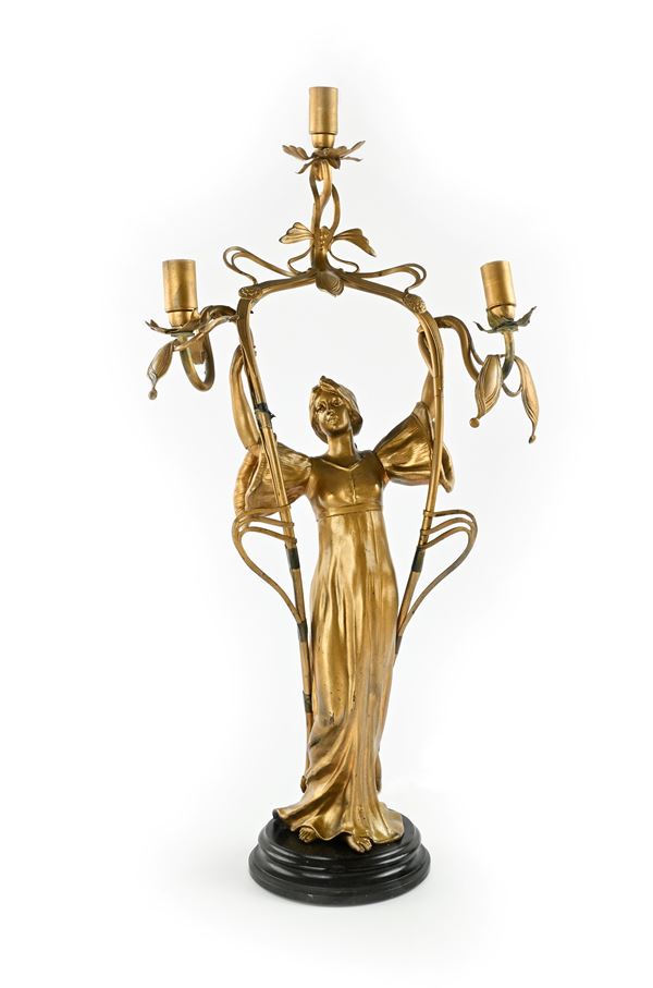 Figura di donna in bronzo dorato, stile liberty a flambeaux
