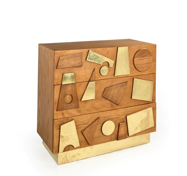Mobile cassettone a tre cassetti, struttura in legno e dettagli in ottone