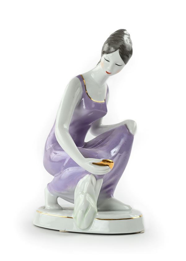 Piccola scultura raffigurante fanciulla seduta che si specchia