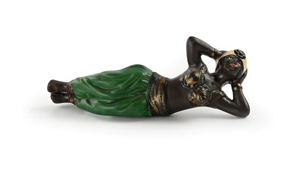 Piccola scultura in porcellana raffigurante odalisca sdraiata