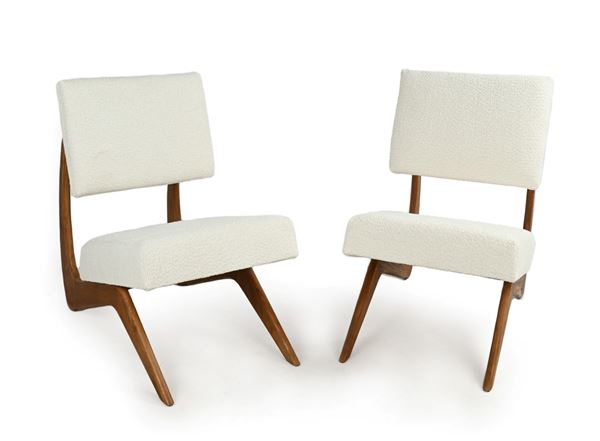 Coppia di poltrone in legno chiaro di noce e imbottitura rivestita in raffinato tessuto bouclé bianco