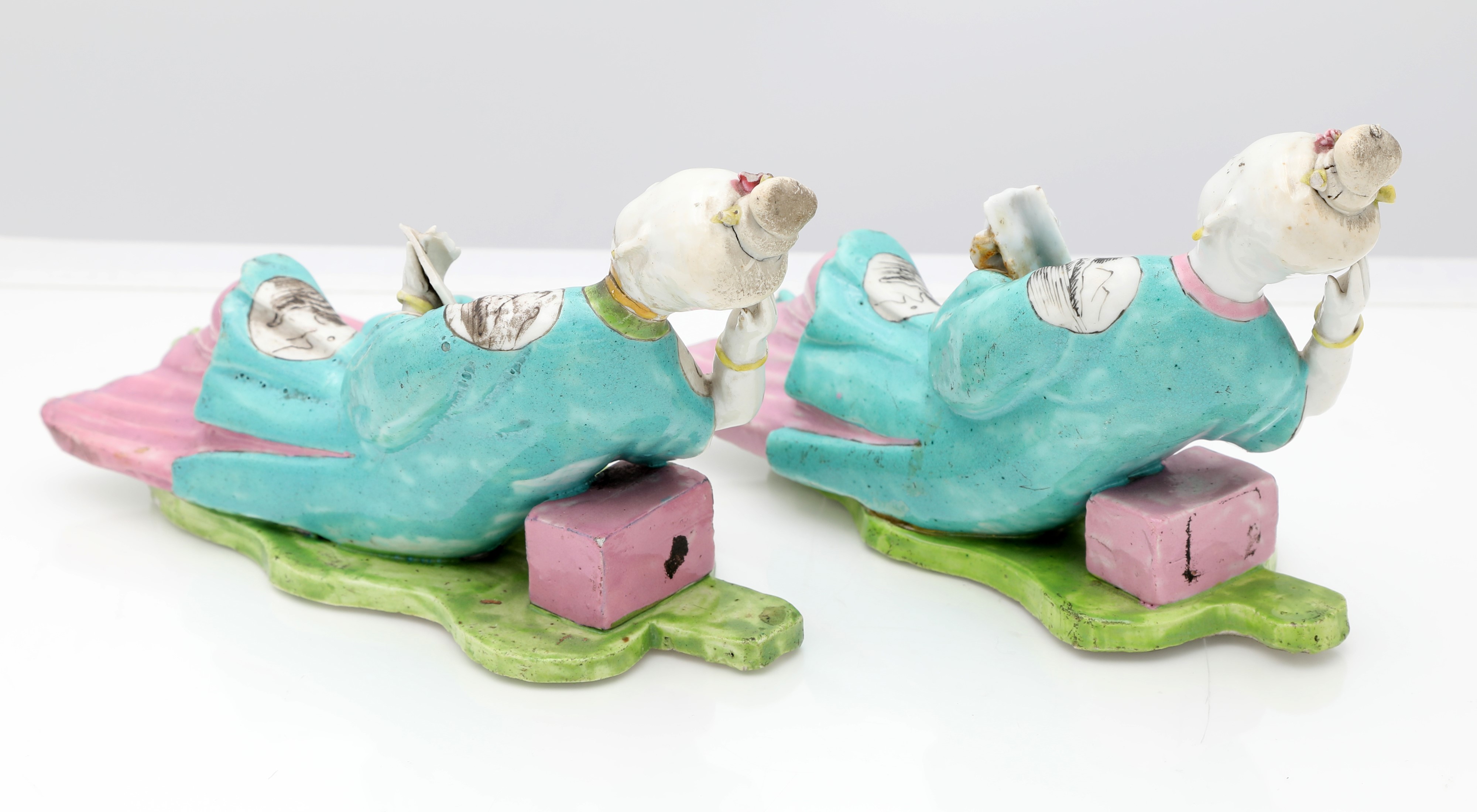 Due figure femminili in porcellana policroma, Cina, dinastia Qing, XIX secolo