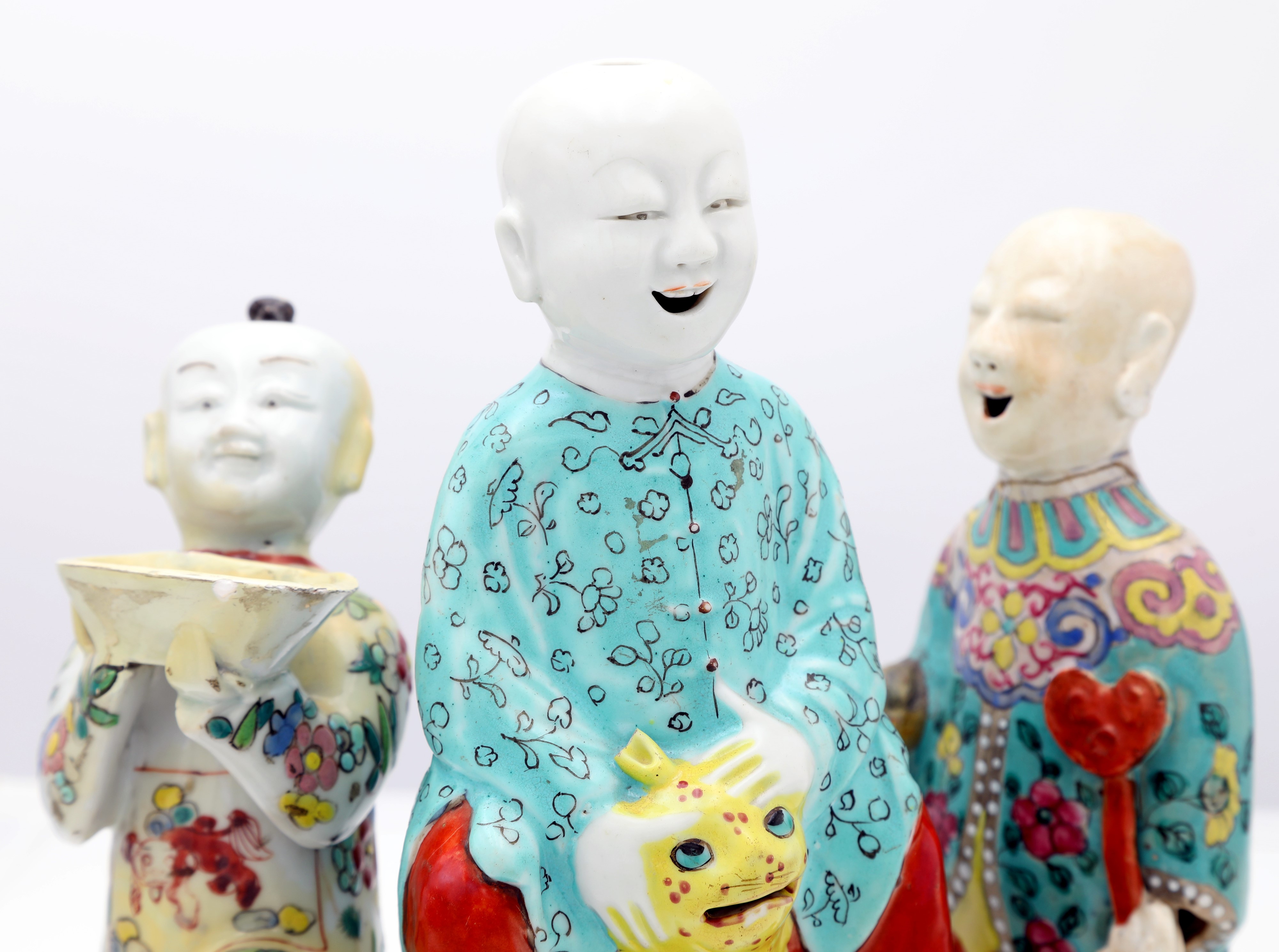 Tre porta bastoncini da incenso figurativi e due Immortali in porcellana policroma, Cina, dinasti...