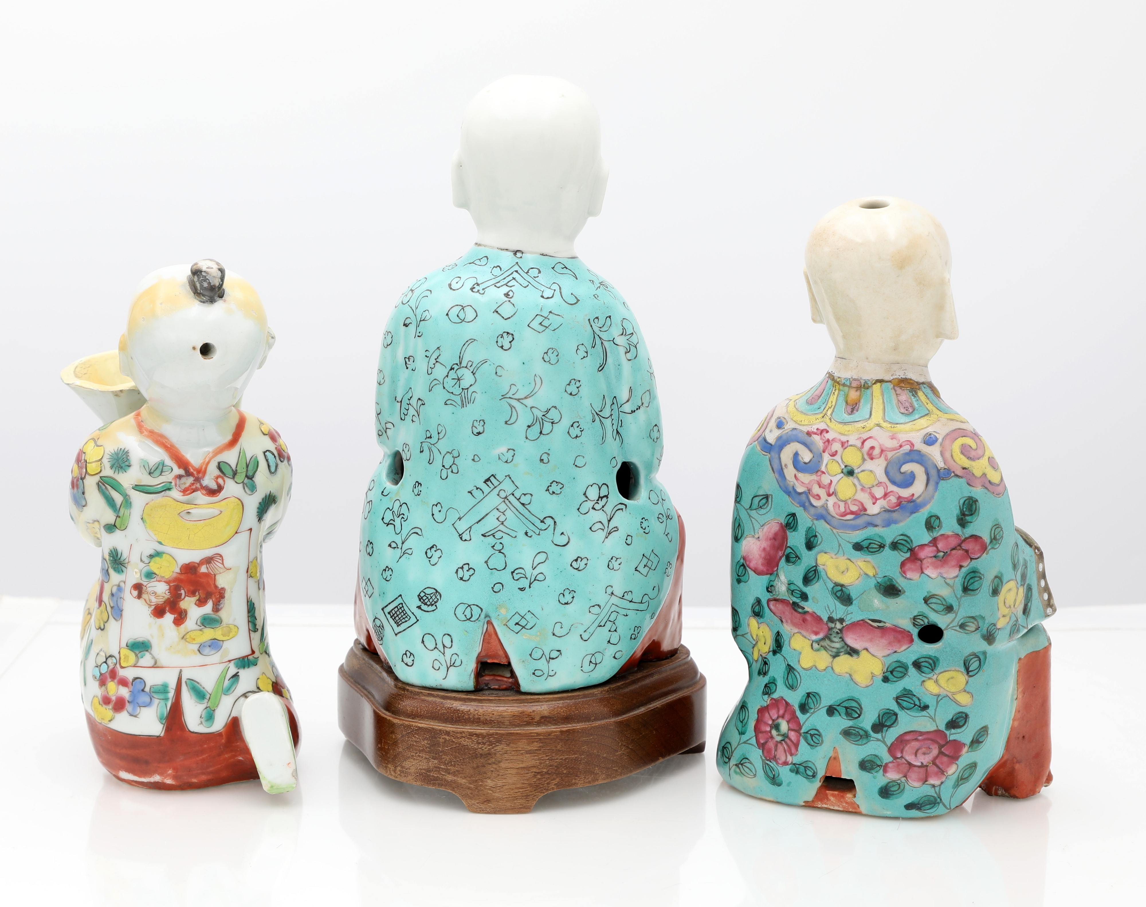 Tre porta bastoncini da incenso figurativi e due Immortali in porcellana policroma, Cina, dinasti...