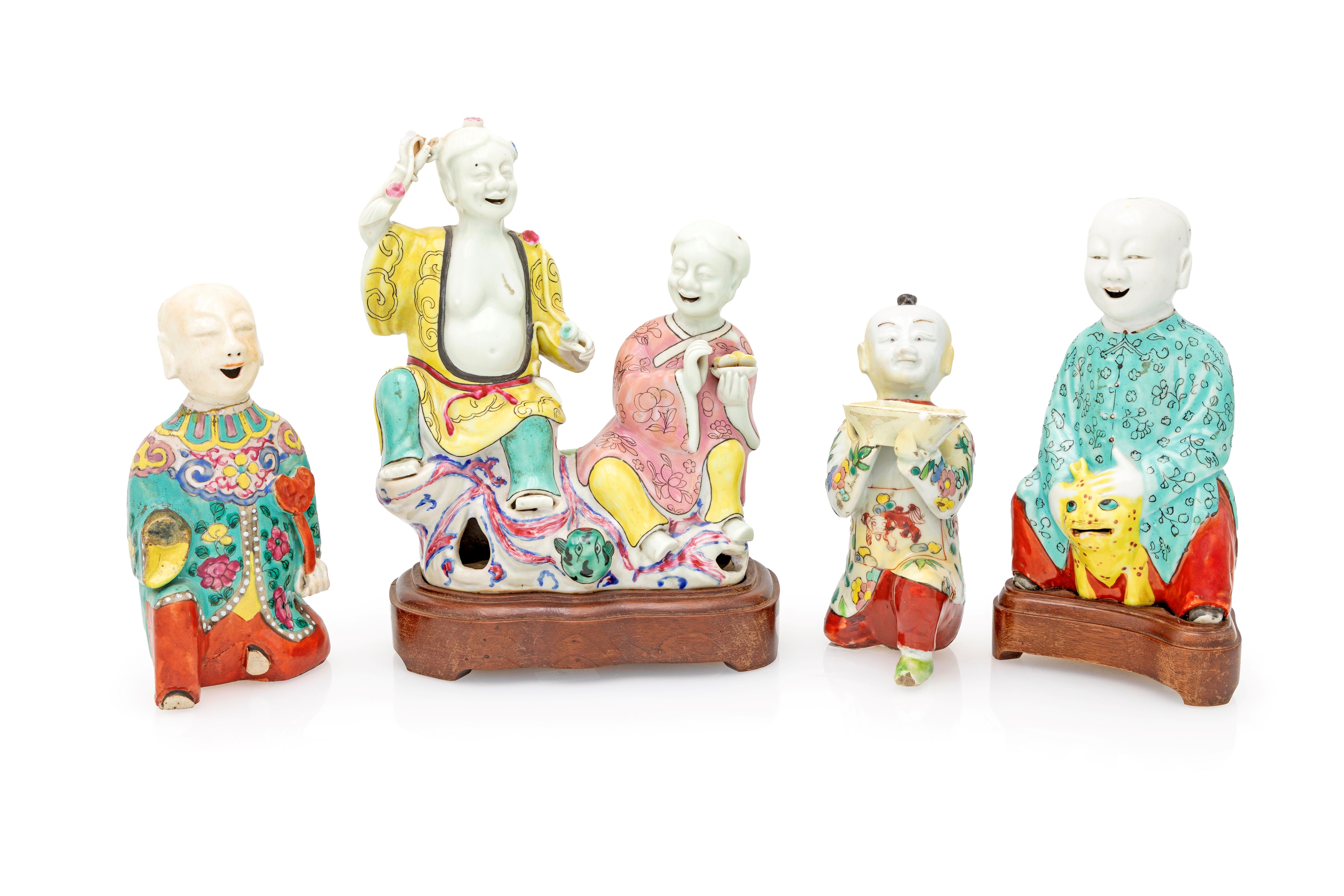 Tre porta bastoncini da incenso figurativi e due Immortali in porcellana policroma, Cina, dinasti...