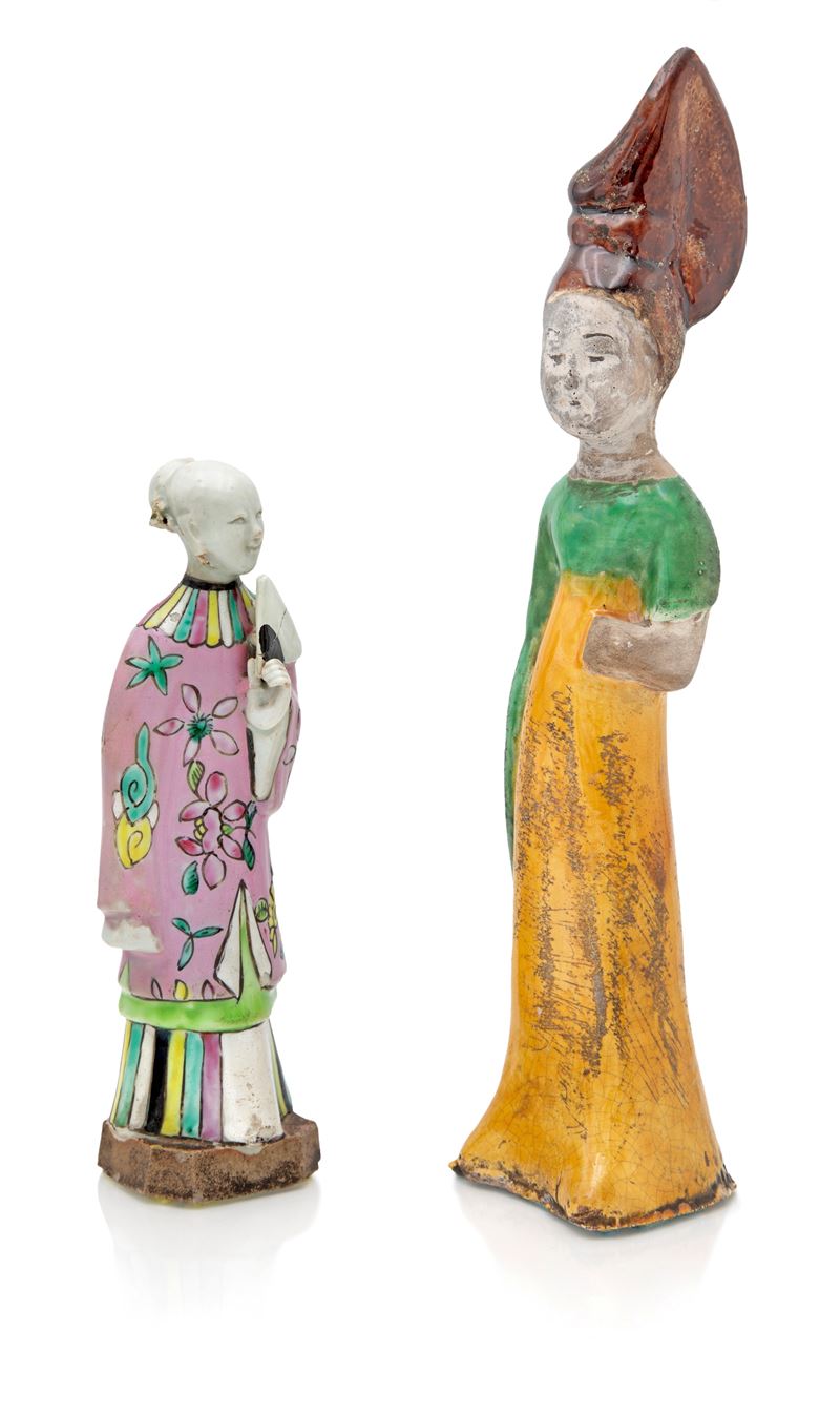 Due figure diverse in ceramica e porcellana policroma, Cina