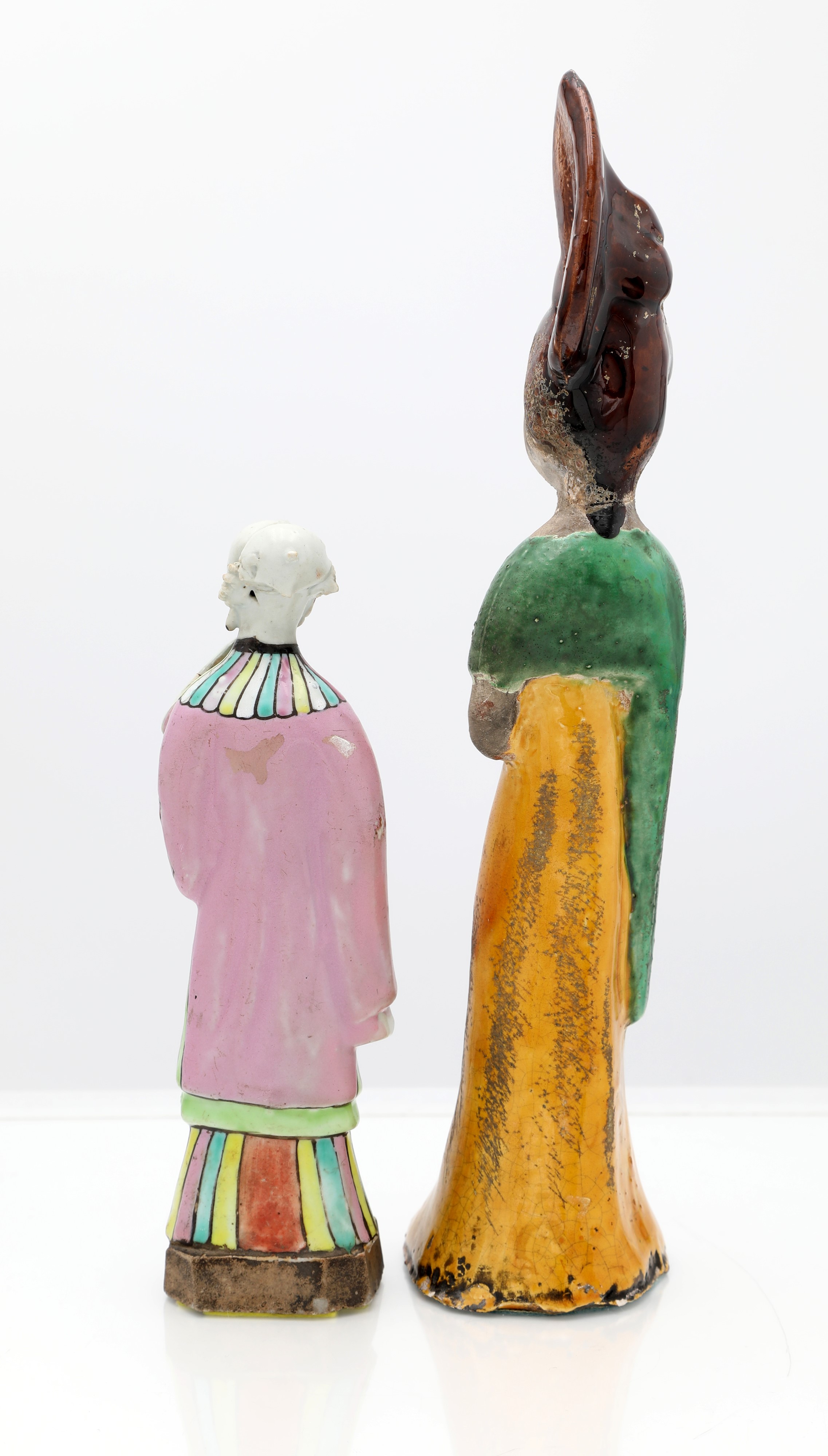 Due figure diverse in ceramica e porcellana policroma, Cina