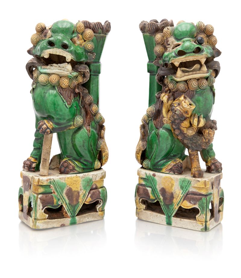 Coppia di leoni guardiani porta incenso in ceramica Sancai, Cina, dinastia Qing, fine del XVIII s...
