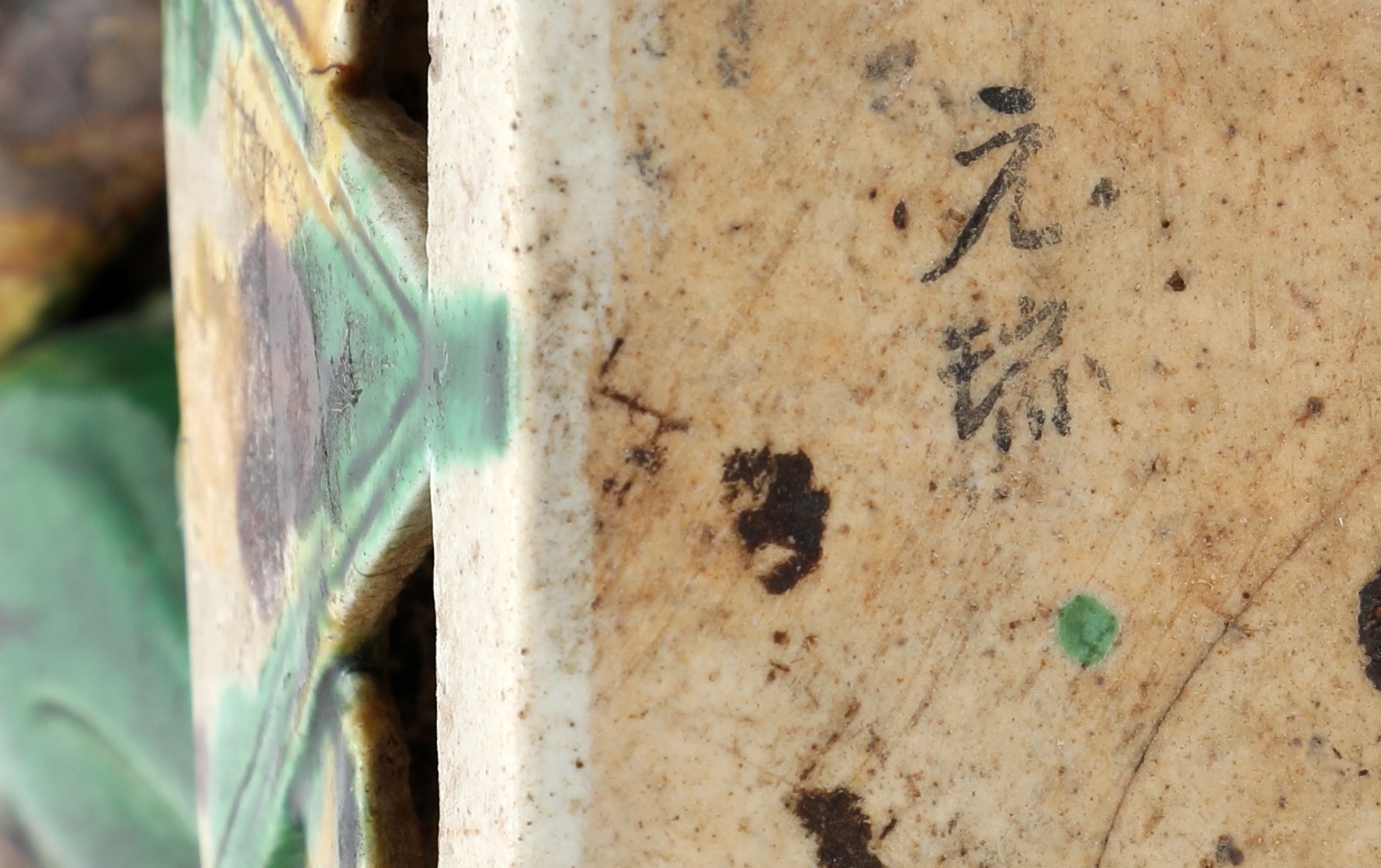 Coppia di leoni guardiani porta incenso in ceramica Sancai, Cina, dinastia Qing, fine del XVIII s...