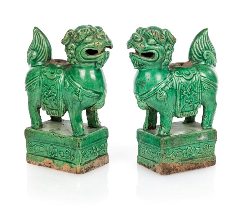 Coppia di leoni guardiani in ceramica smaltata in monocromia verde, Cina, dinastia Qing, XIX seco...