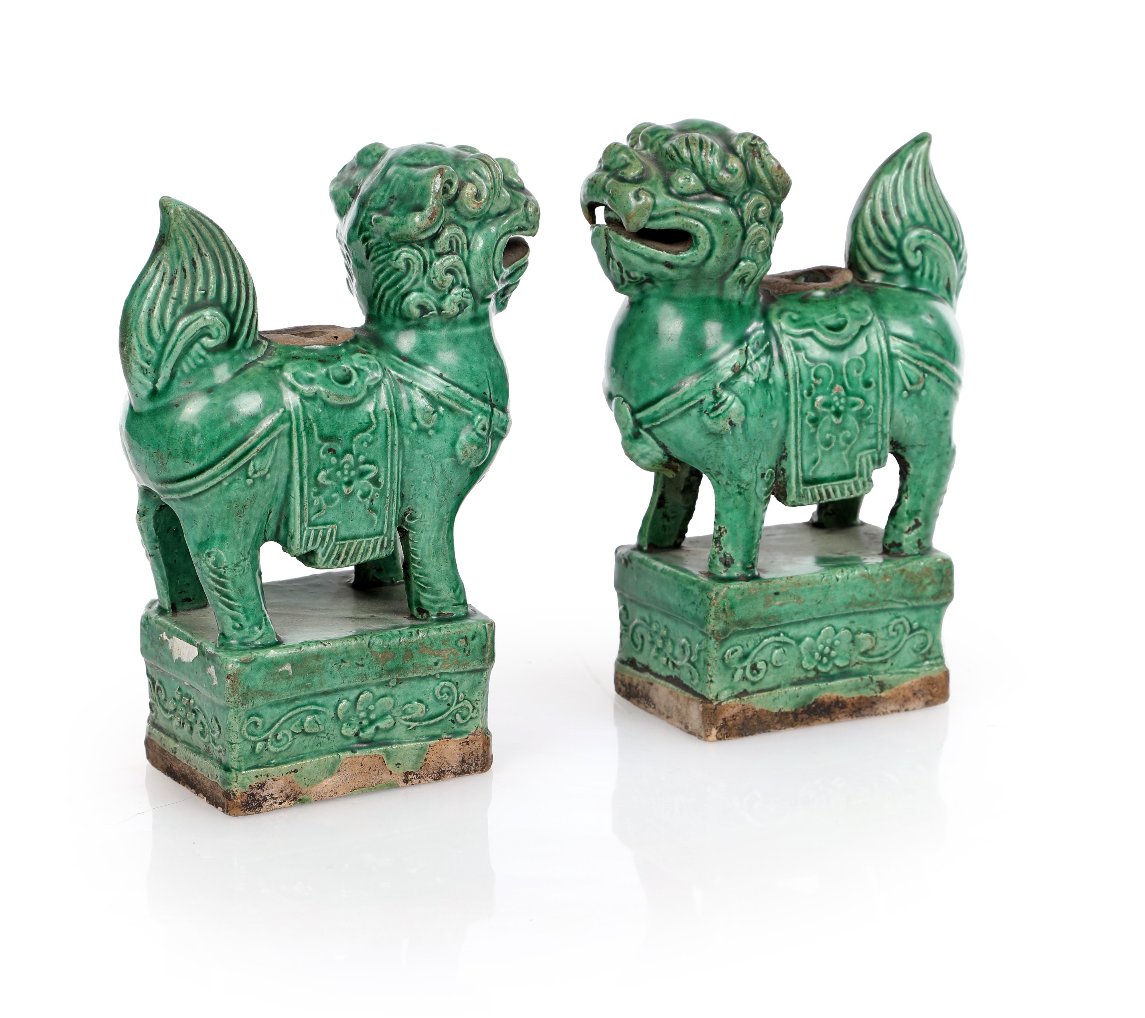 Coppia di leoni guardiani in ceramica smaltata in monocromia verde, Cina, dinastia Qing, XIX seco...