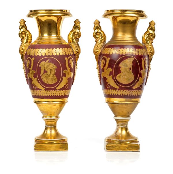 Coppia di vasi ad anfora in porcellana rosso porpora e oro, Parigi, prima metà del XIX secolo