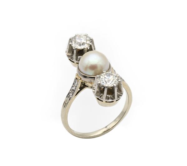 Anello antico in oro, perla e due diamanti