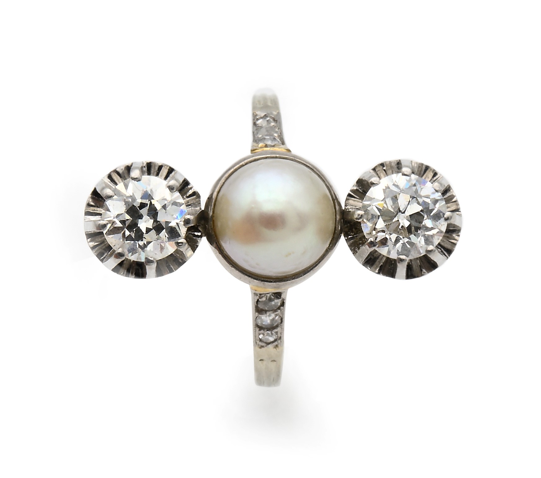 Anello antico in oro, perla e due diamanti