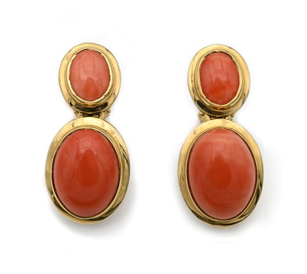 Coppia di orecchini pendenti in oro e corallo
