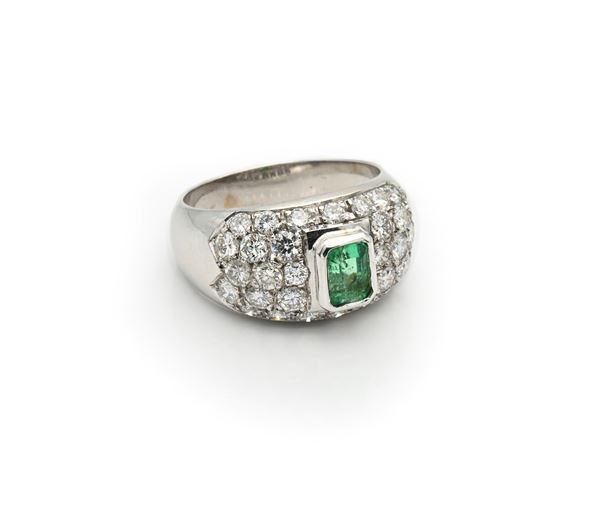 Anello a fascia in oro, smeraldo e diamanti.