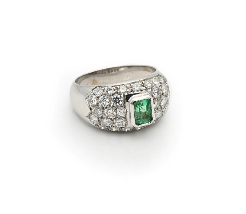 Anello a fascia in oro bianco 750/000, smeraldi e diamanti