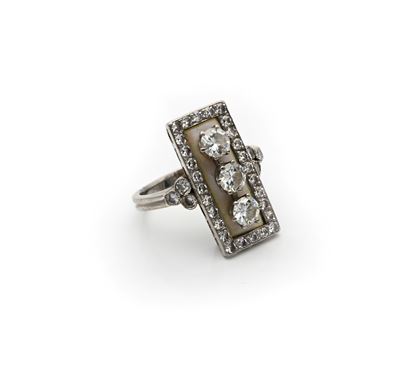 Oro bianco 750/000, Anello tipo trilogy con brillanti