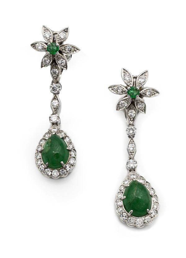Coppia di orecchini pendenti in oro, brillanti e smeraldi