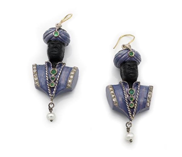 Coppia di orecchini moretti in oro, argento, smalti