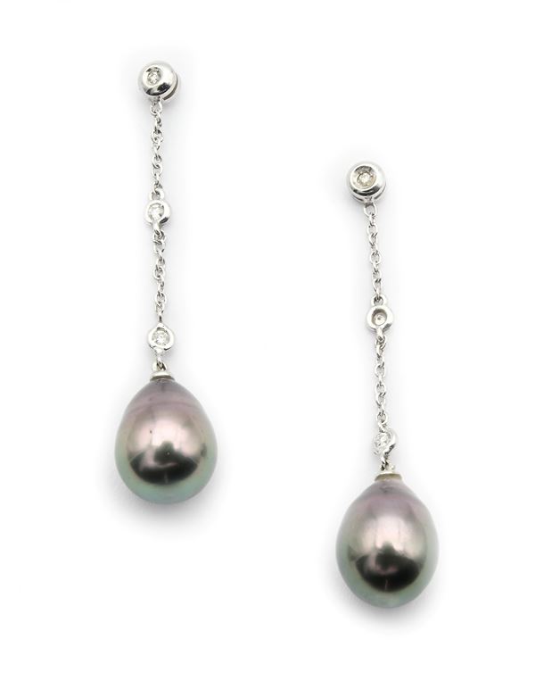 Coppia di orecchini pendenti in oro, perle e brillanti