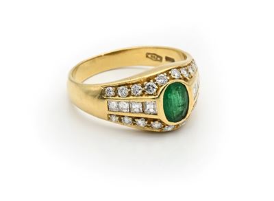 Anello in oro 750/000 con smeraldo e brillanti, misura 13