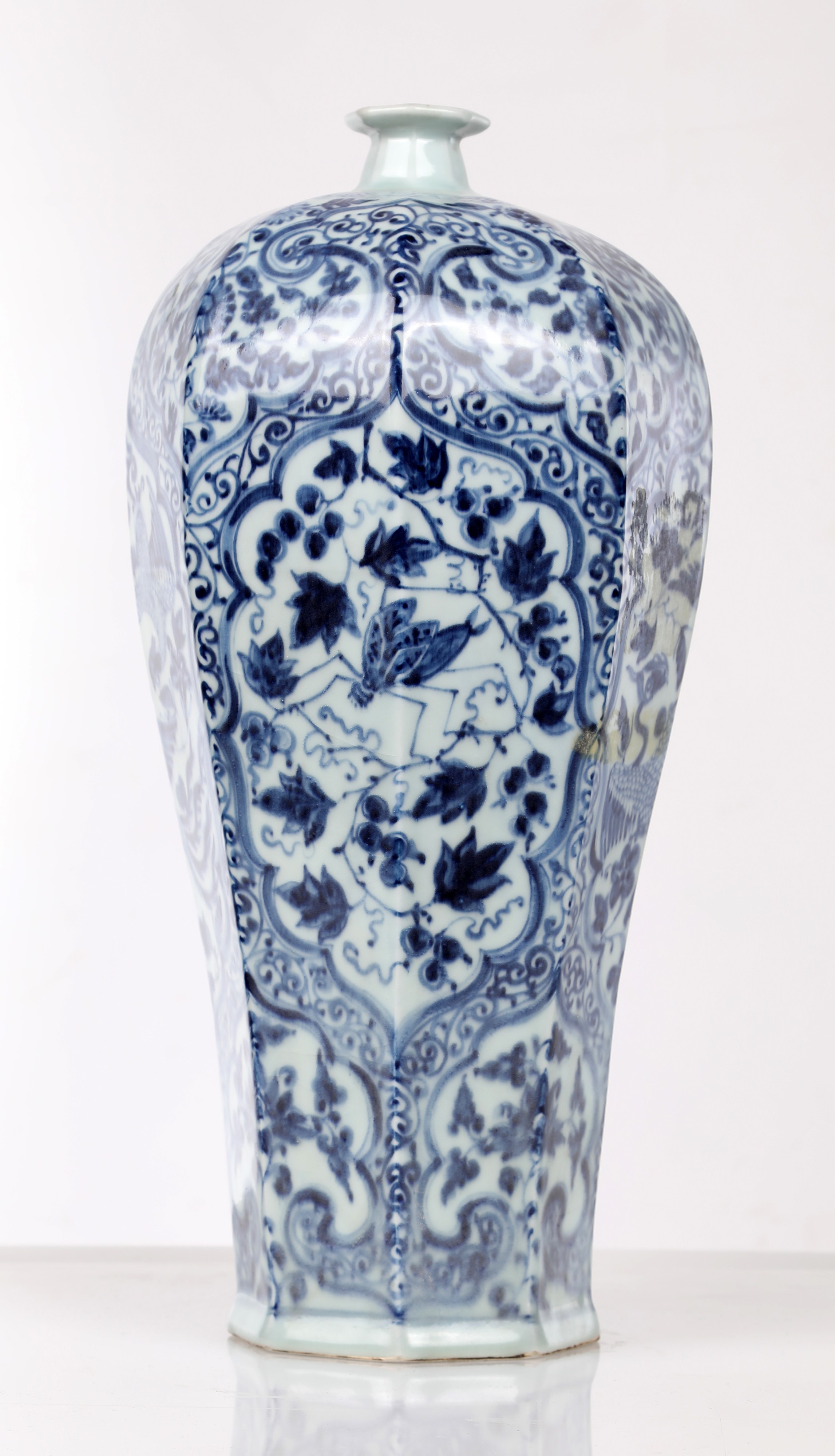 Vaso in porcellana bianca e blu, Cina, dinastia Qing, XIX secolo