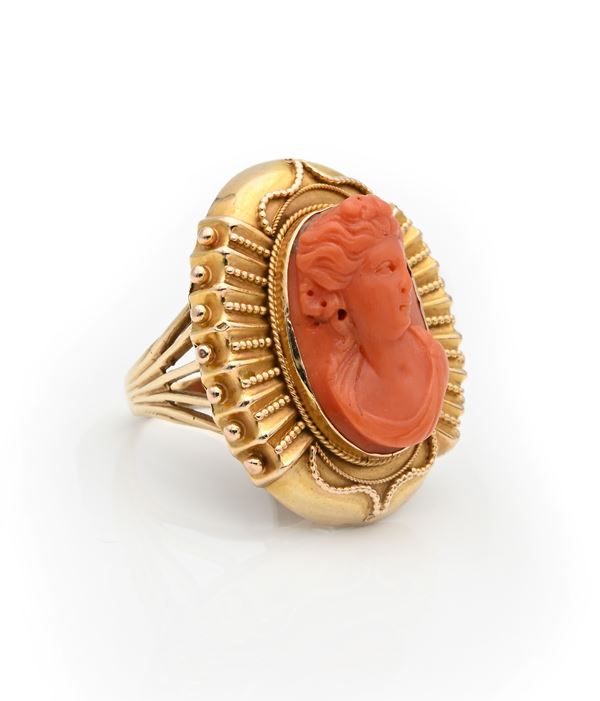 Anello in oro e corallo