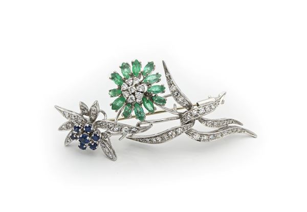 Spilla in oro, smeraldi, zaffiri e brillanti