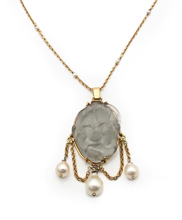 Collana antica in oro, perle, cammeo su pasta vitrea