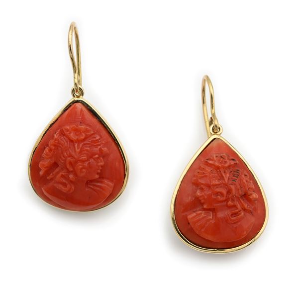 Coppia di orecchini pendenti in oro e corallo