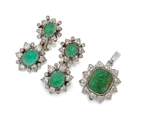Parure di orecchini in oro, diamanti e smeraldi incisi