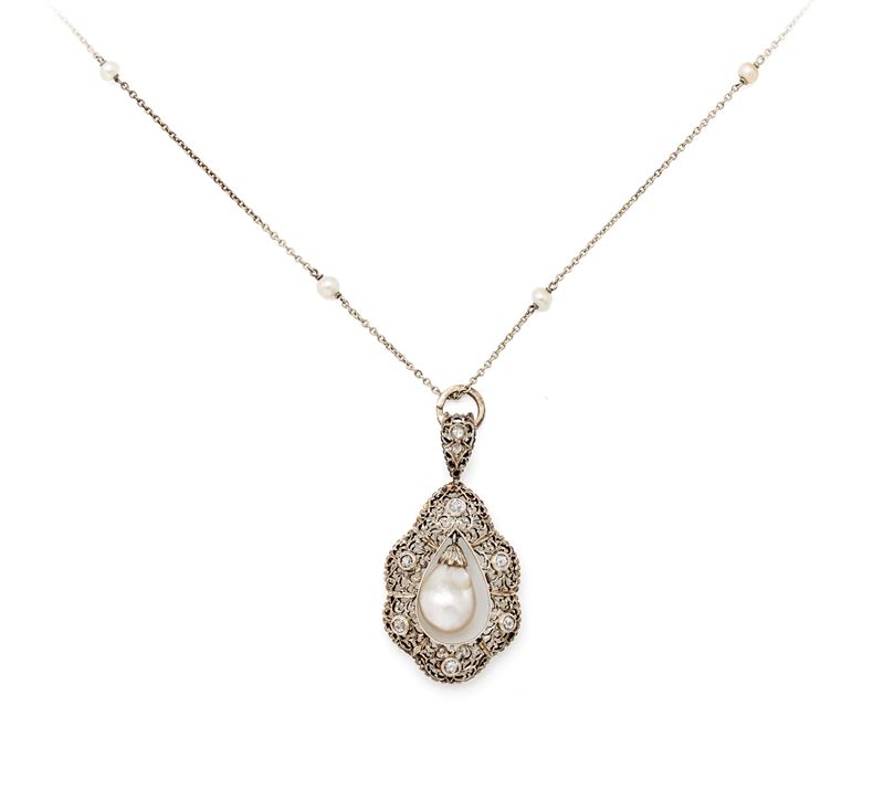 Pendente con catena antico, art nouveaux, in oro, perle naturali e diamanti