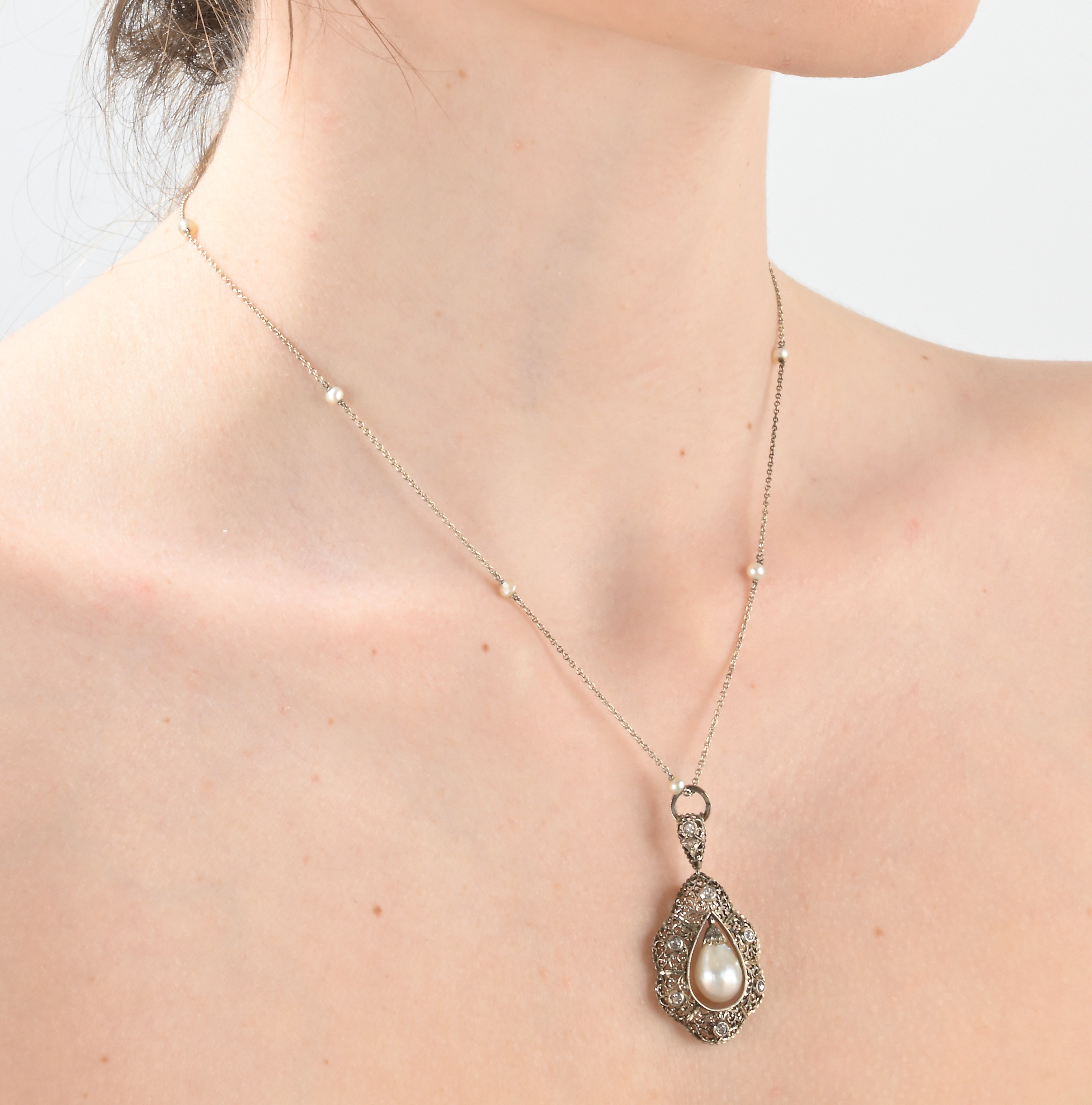 Pendente con catena antico, art nouveaux, in oro, perle naturali e diamanti