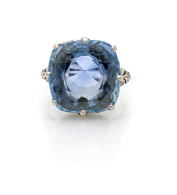 Anello antico in platino, zaffiro e diamanti