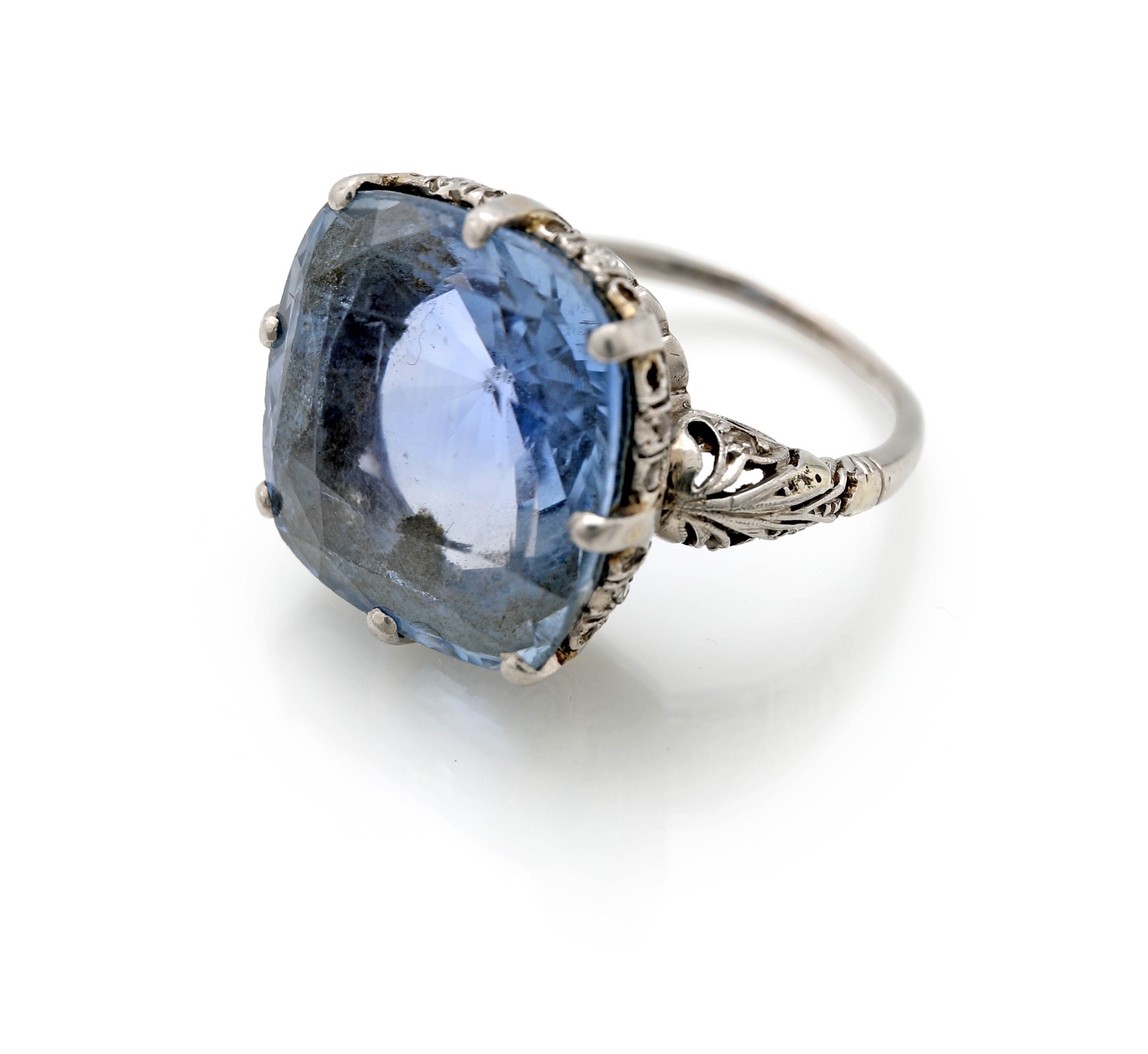 Anello antico in platino, zaffiro e diamanti