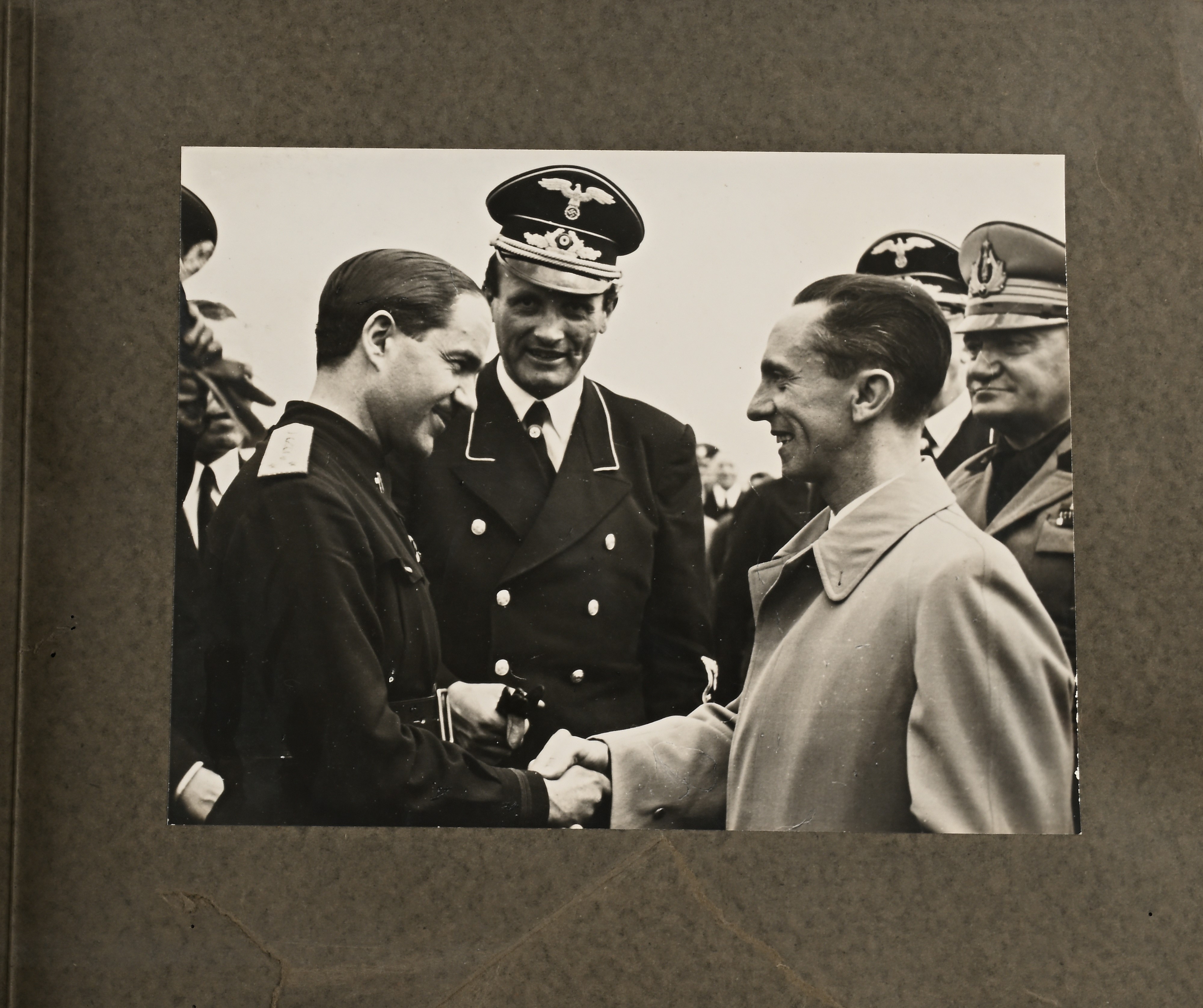 Album contenente 29 fotografie originali della visita ufficiale a Berlino del Ministro della Cult...