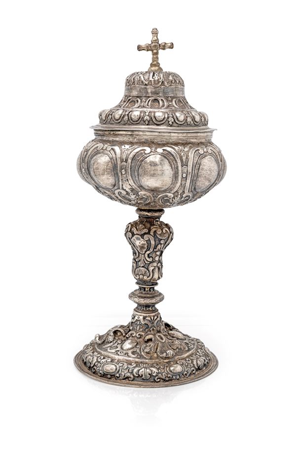 Antica pisside in argento sbalzato e cesellato  - Auction Antique and Modern Silver | Silver Treasures: Cult and Collecting - Casa d'Aste Arcadia
