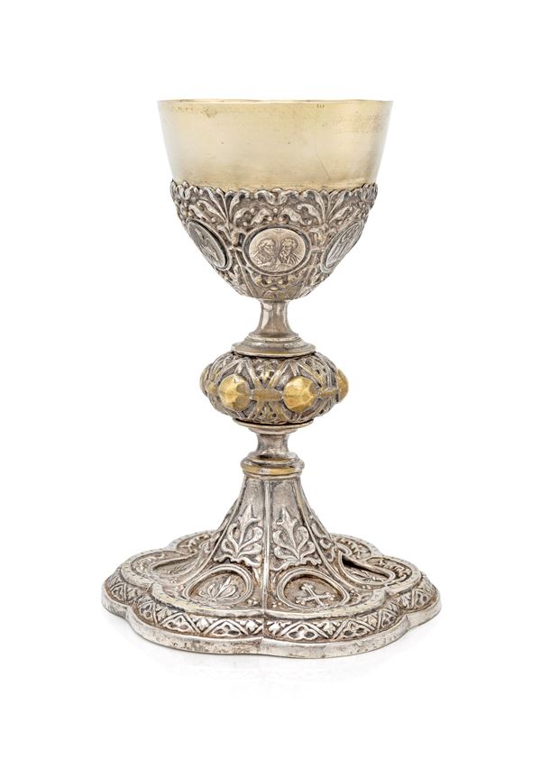 Antico calice liturgico in metallo e metallo argentato, con monete e piede polilobato