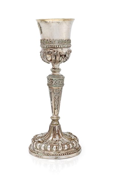 Calice liturgico, argento sbalzato con decorazione a volute e motivi fogliacei (fine XVIII–inizi ...