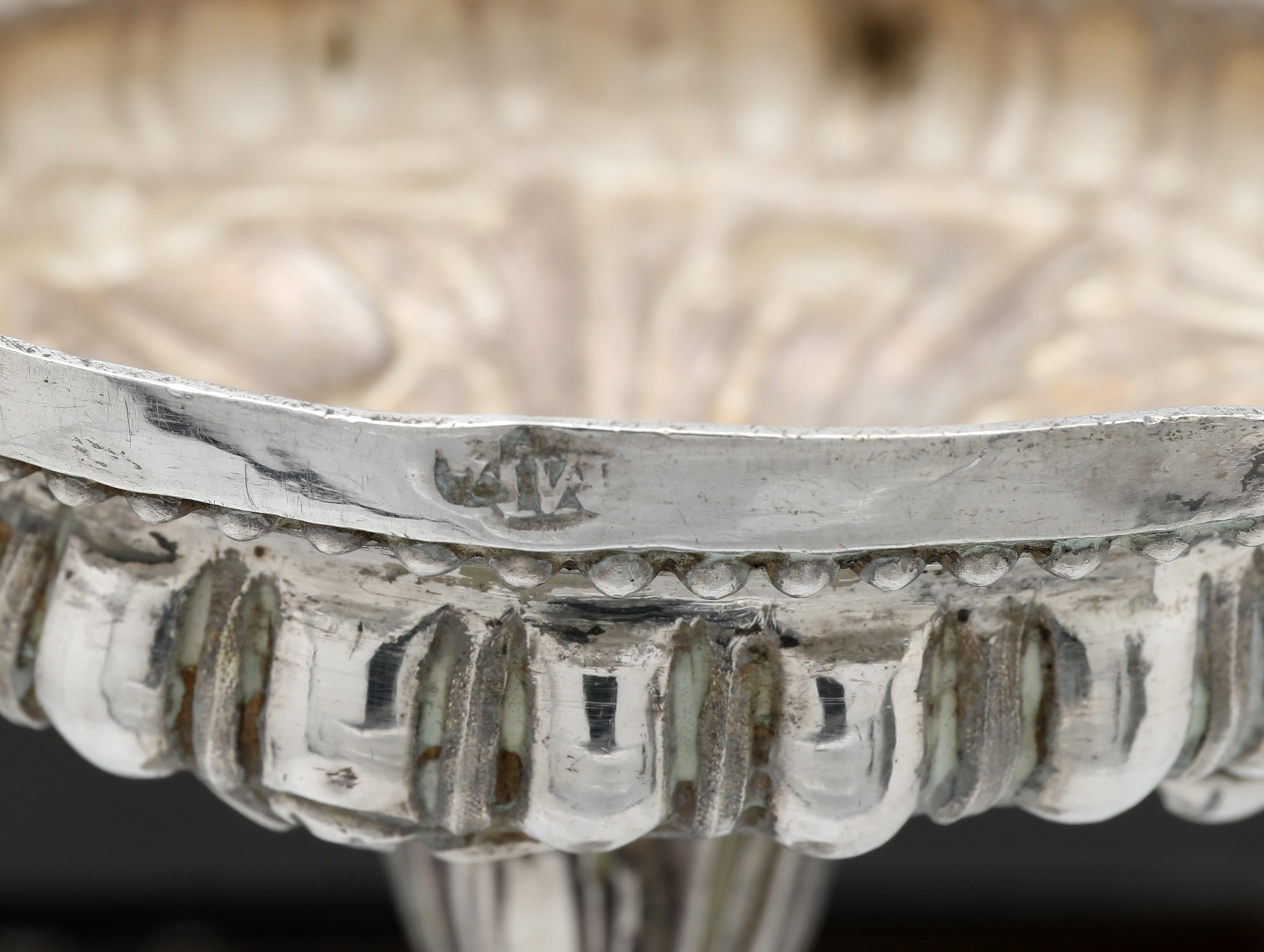 Calice liturgico, argento sbalzato con decorazione a volute e motivi fogliacei (fine XVIII–inizi ...