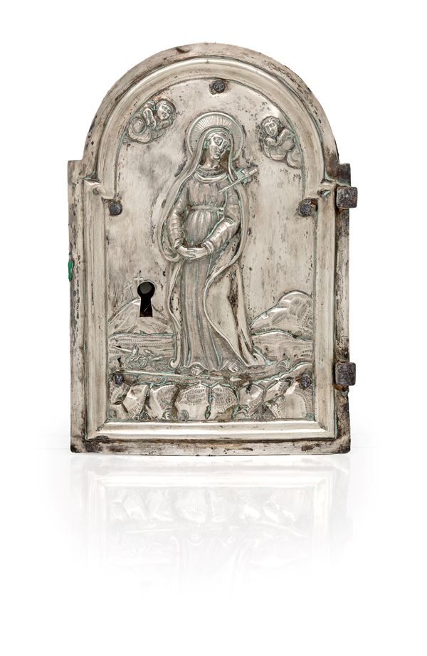 Antico portello di tabernacolo rivestito in lamina d'argento sbalzatoa con Madonna Addolorata