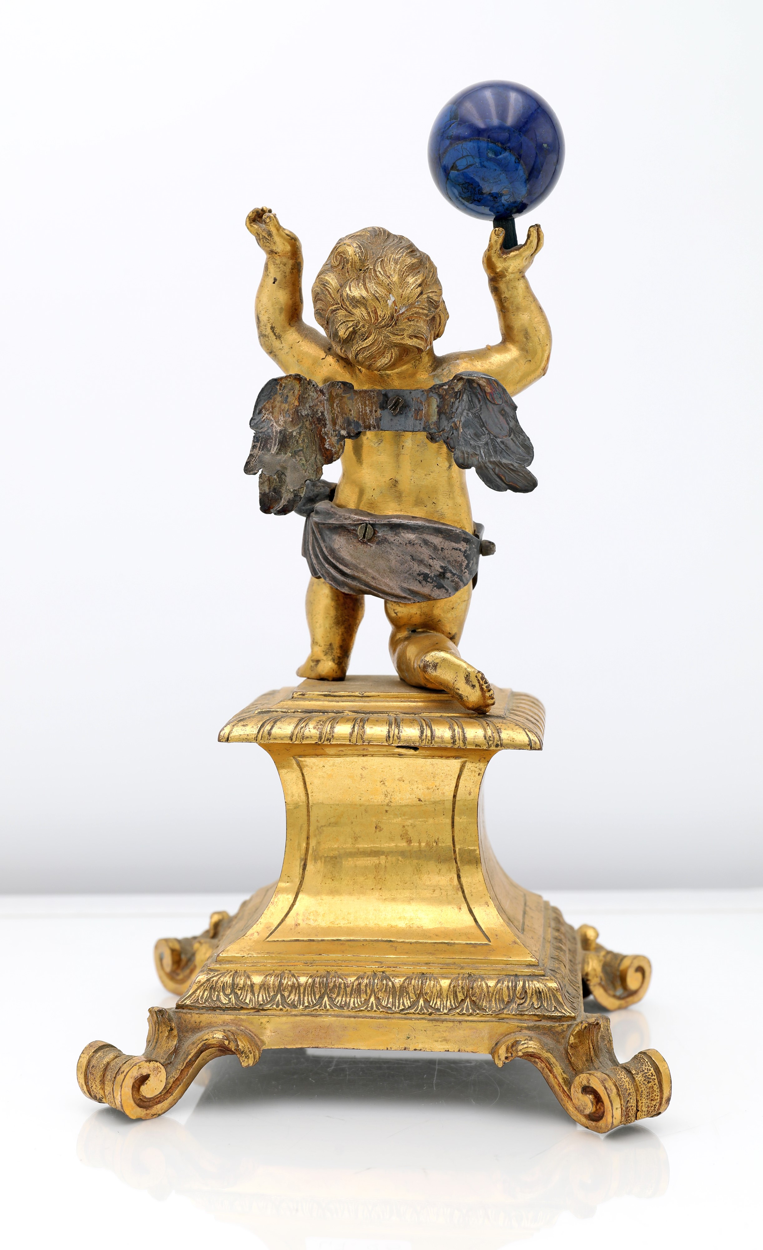 Piedistallo in bronzo dorato e argento con angelo e sfera in lapislazuli, XVII secolo