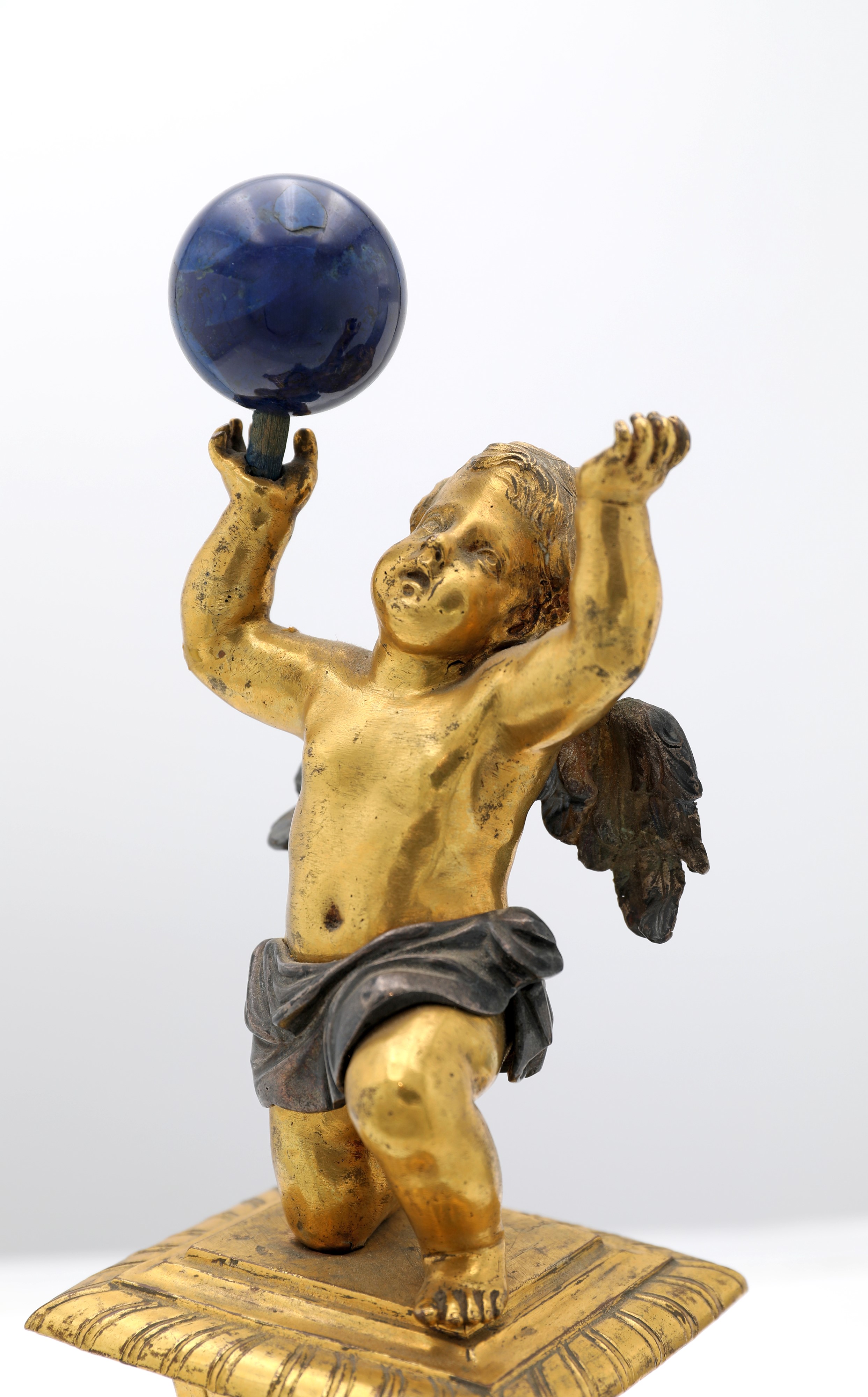 Piedistallo in bronzo dorato e argento con angelo e sfera in lapislazuli, XVII secolo