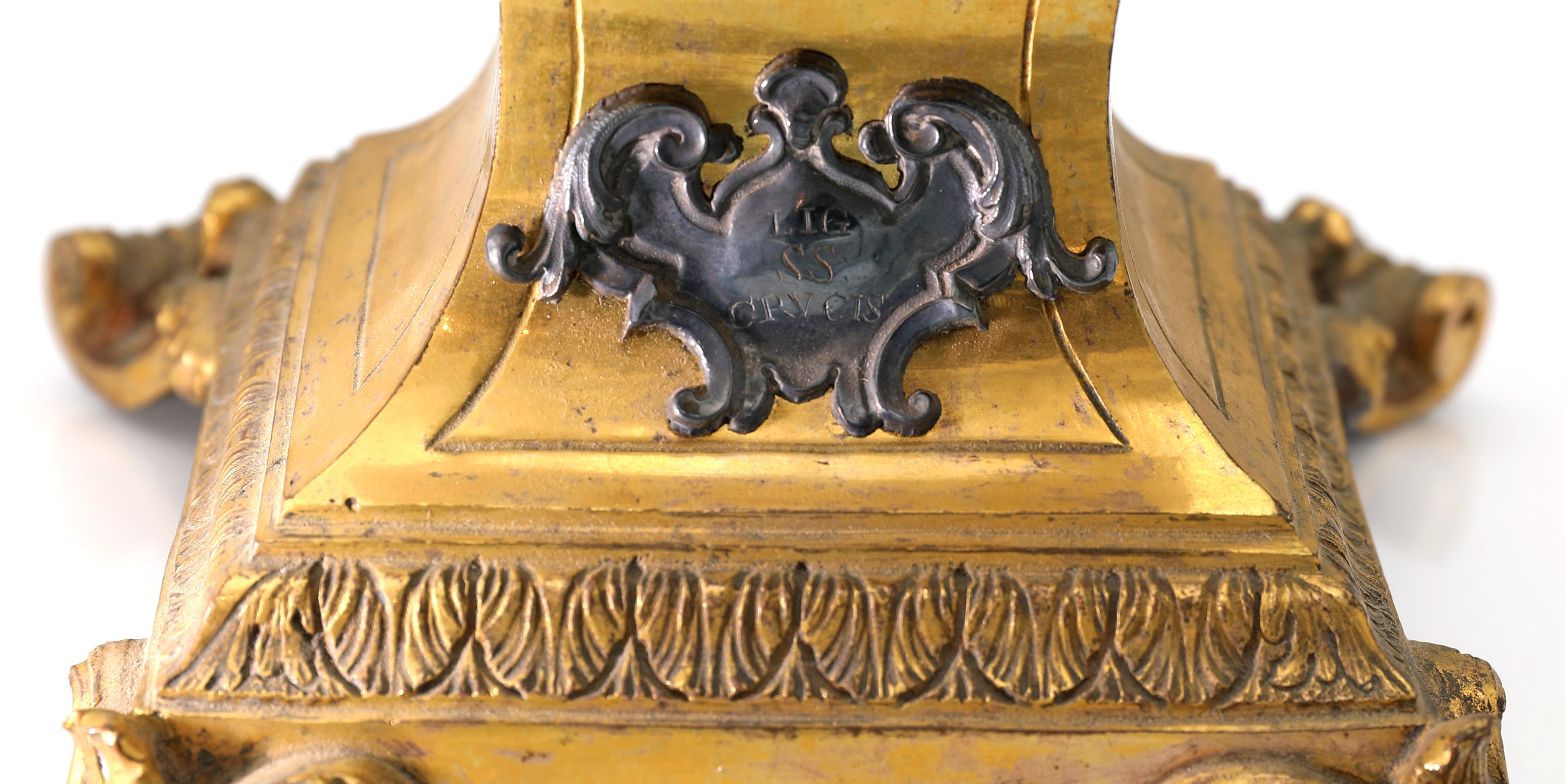 Piedistallo in bronzo dorato e argento con angelo e sfera in lapislazuli, XVII secolo