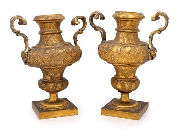 Coppia di vasi in rame sbalzato e bronzo dorato, XVII secolo